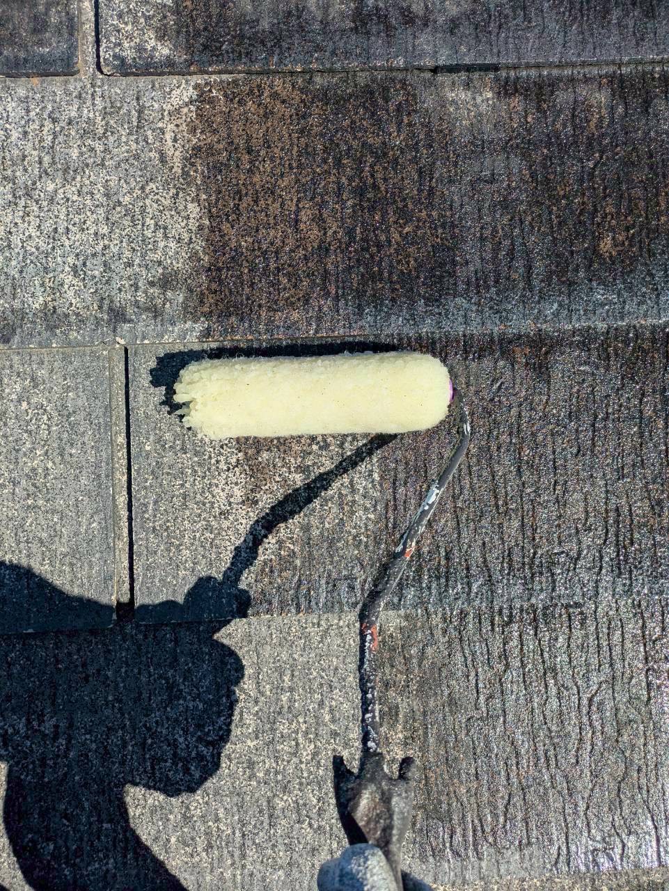 スレート屋根にプライマーを塗布